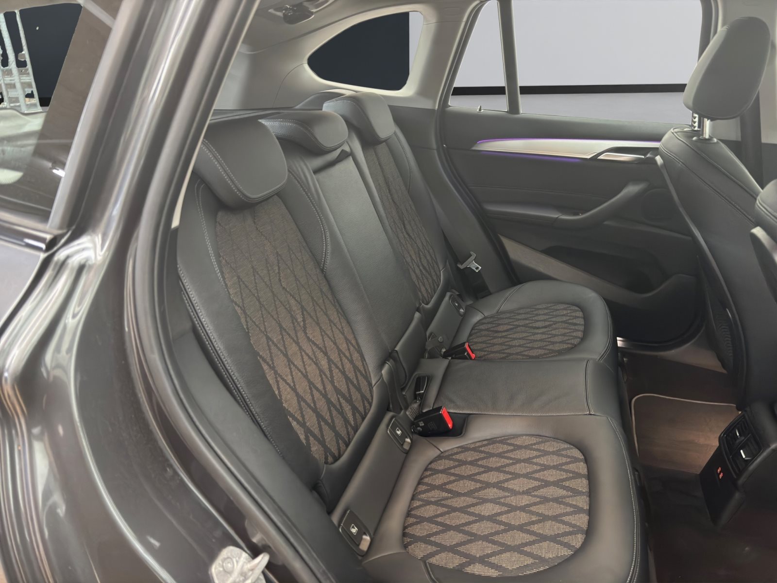 Fahrzeugabbildung BMW X1 sDrive20i [xLine, Navi, AHK, RFK, 18 LMR]