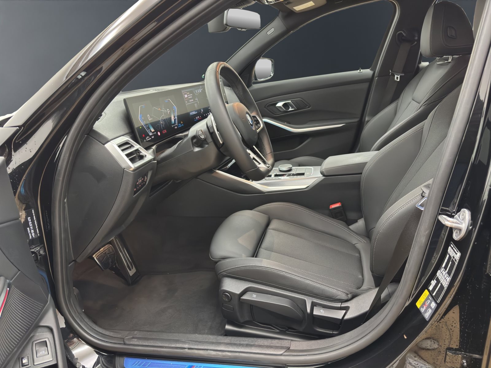 Fahrzeugabbildung BMW 330e Touring [M Sport, HUD, AHK, ACC, RFK, 19 ]