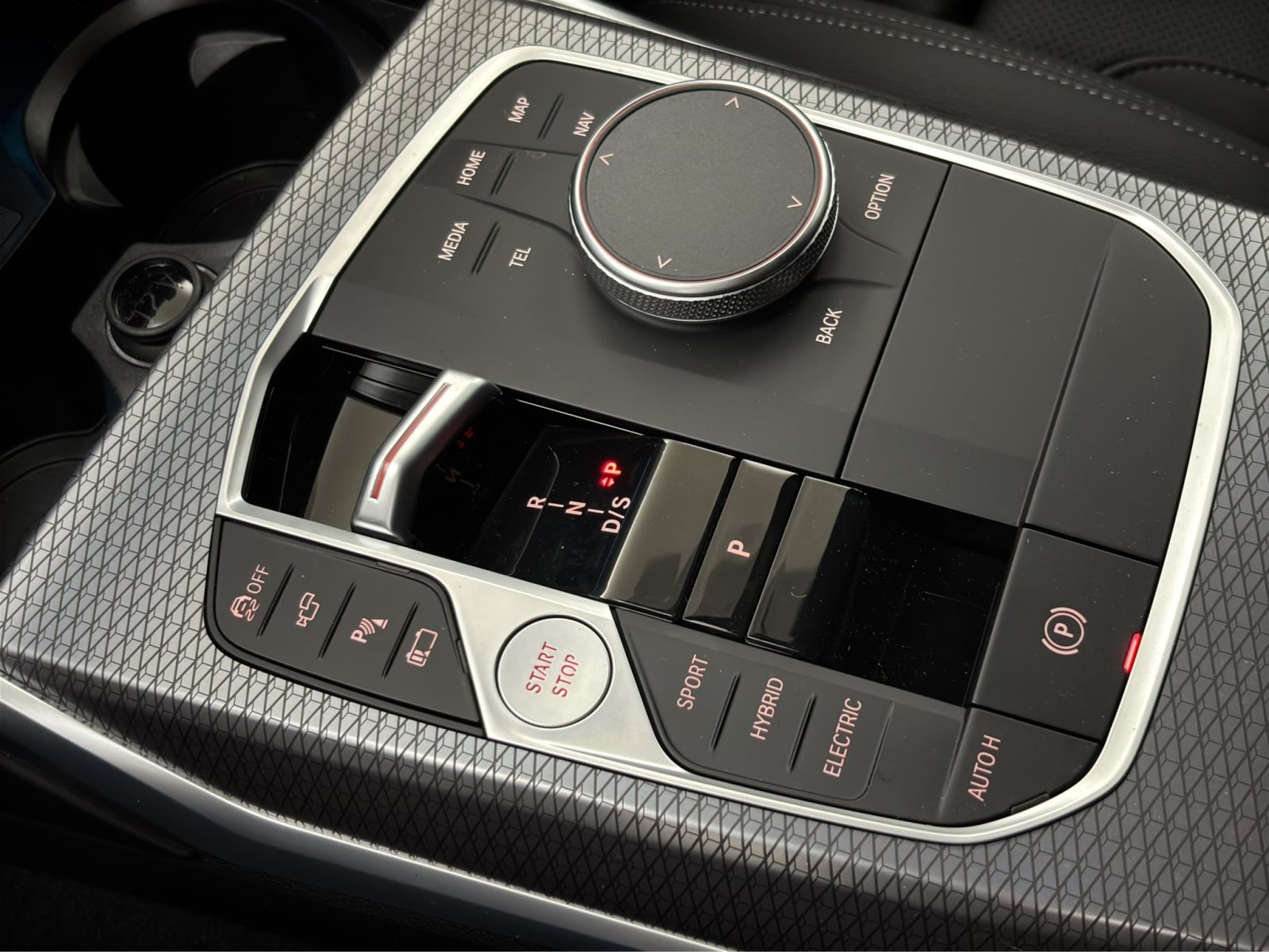 Fahrzeugabbildung BMW 330e Touring [M Sport, HUD, AHK, ACC, RFK, 19 ]