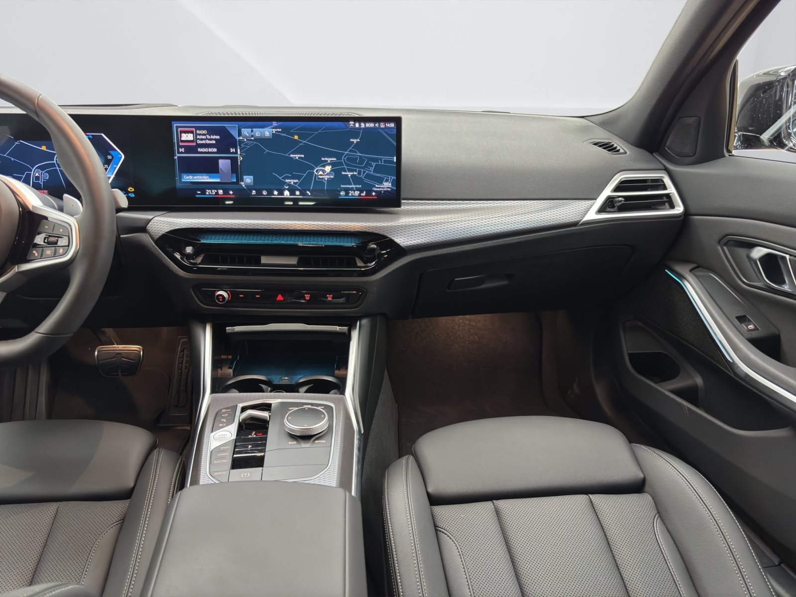 Fahrzeugabbildung BMW 330e Touring [M Sport, HUD, AHK, ACC, RFK, 19 ]