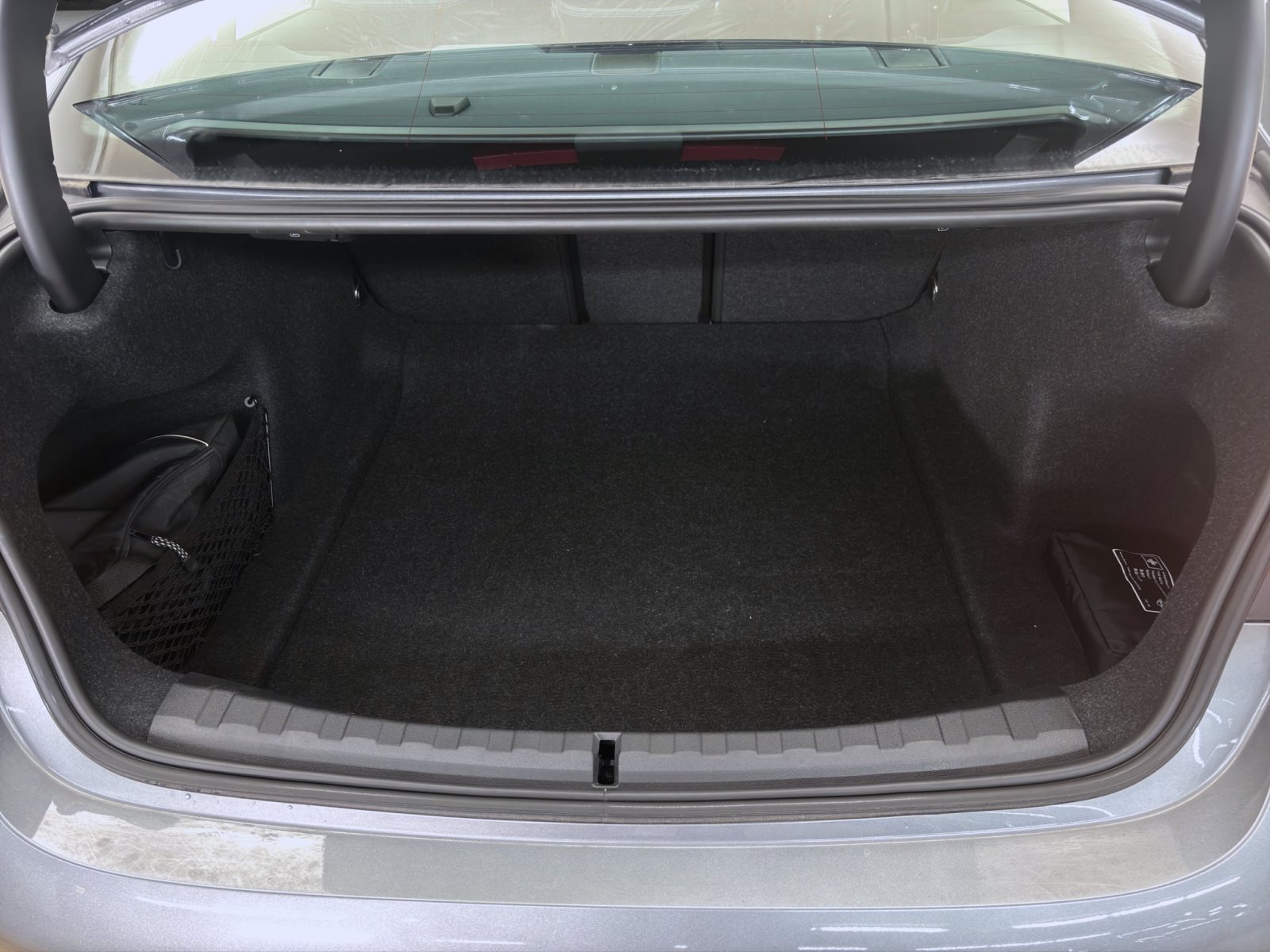 Fahrzeugabbildung BMW 318i Limousine [M Sport, LC+, RFK, SHZ, HiFi]