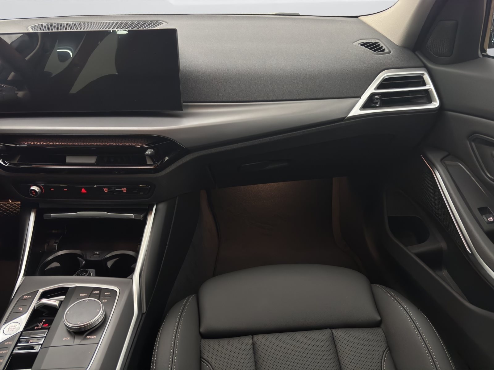 Fahrzeugabbildung BMW 318d Touring [Sport Line, LC Plus, AHK, ACC, RFK]