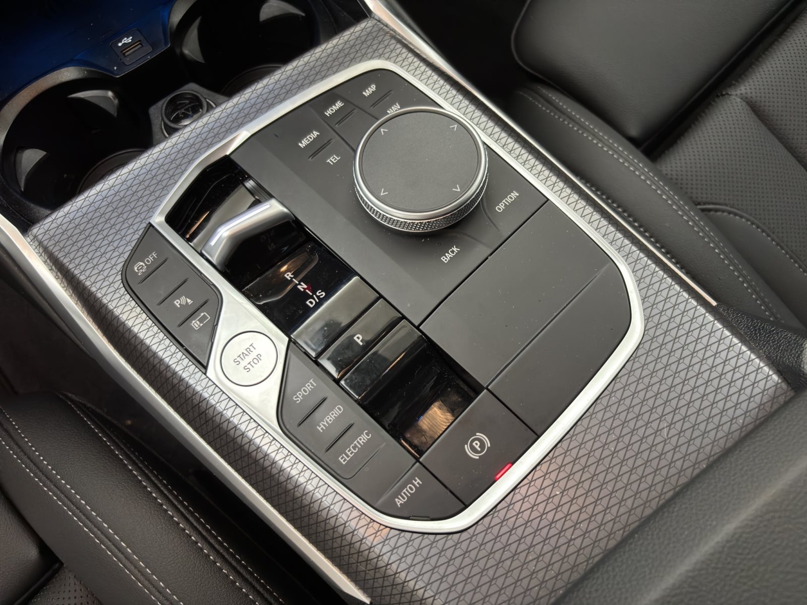 Fahrzeugabbildung BMW 330e Touring [M Sport, AHK, ACC, RFK, 18 LMR]