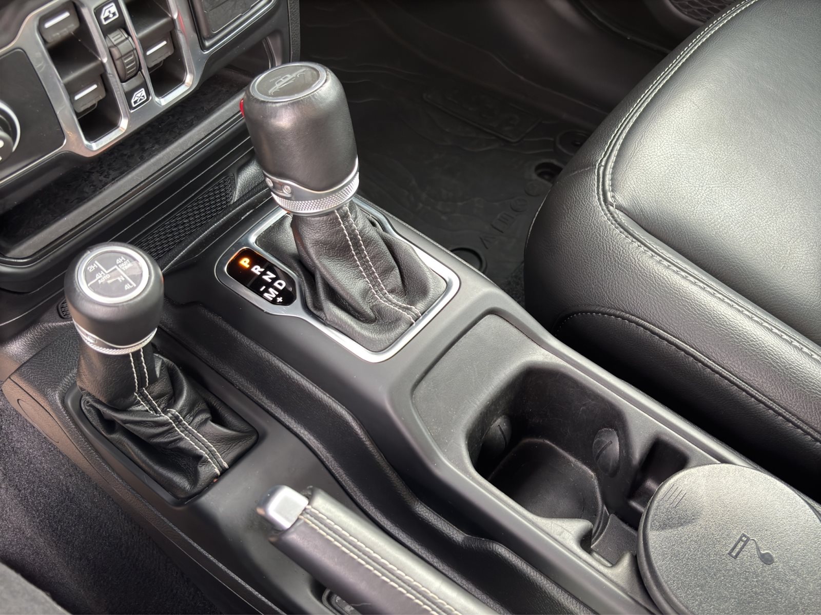 Fahrzeugabbildung Jeep Gladiator 3.0 Overland 4WD [LED, RFK, SHZ, 18 ]