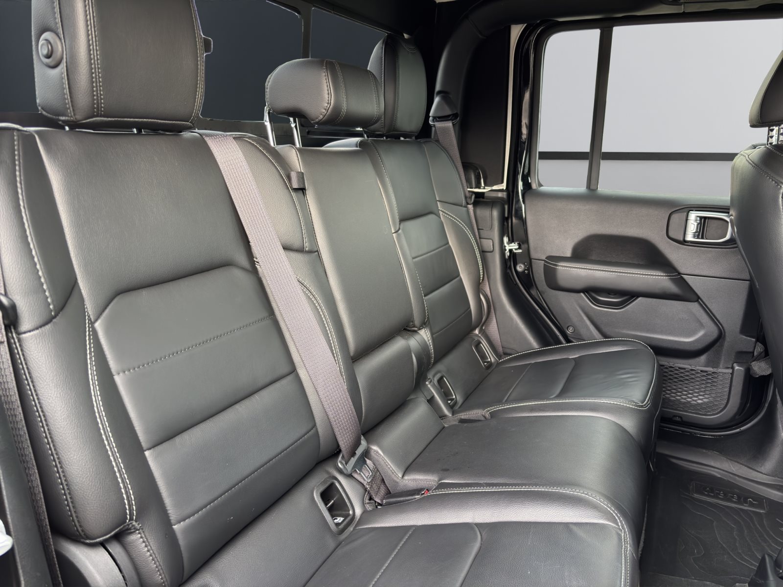 Fahrzeugabbildung Jeep Gladiator 3.0 Overland 4WD [LED, RFK, SHZ, 18 ]