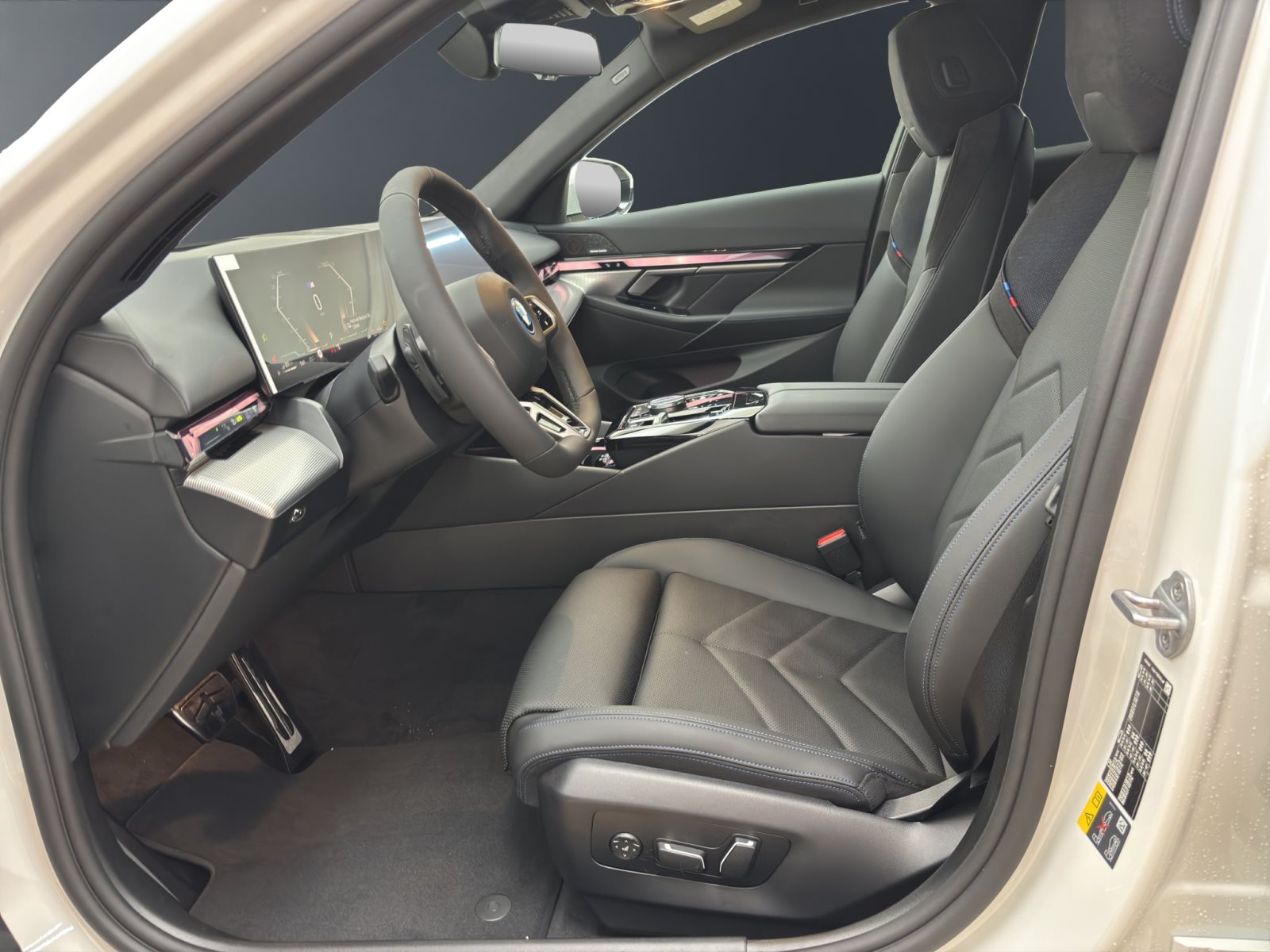 Fahrzeugabbildung BMW 530e Touring [M Sport, HUD, AHK, ACC, 19 LMR]