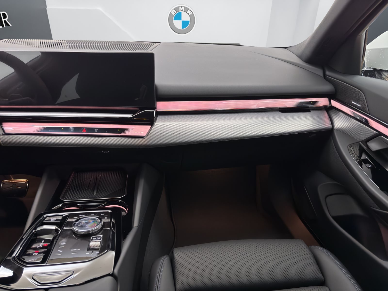 Fahrzeugabbildung BMW 530e Touring [M Sport, HUD, AHK, ACC, 19 LMR]