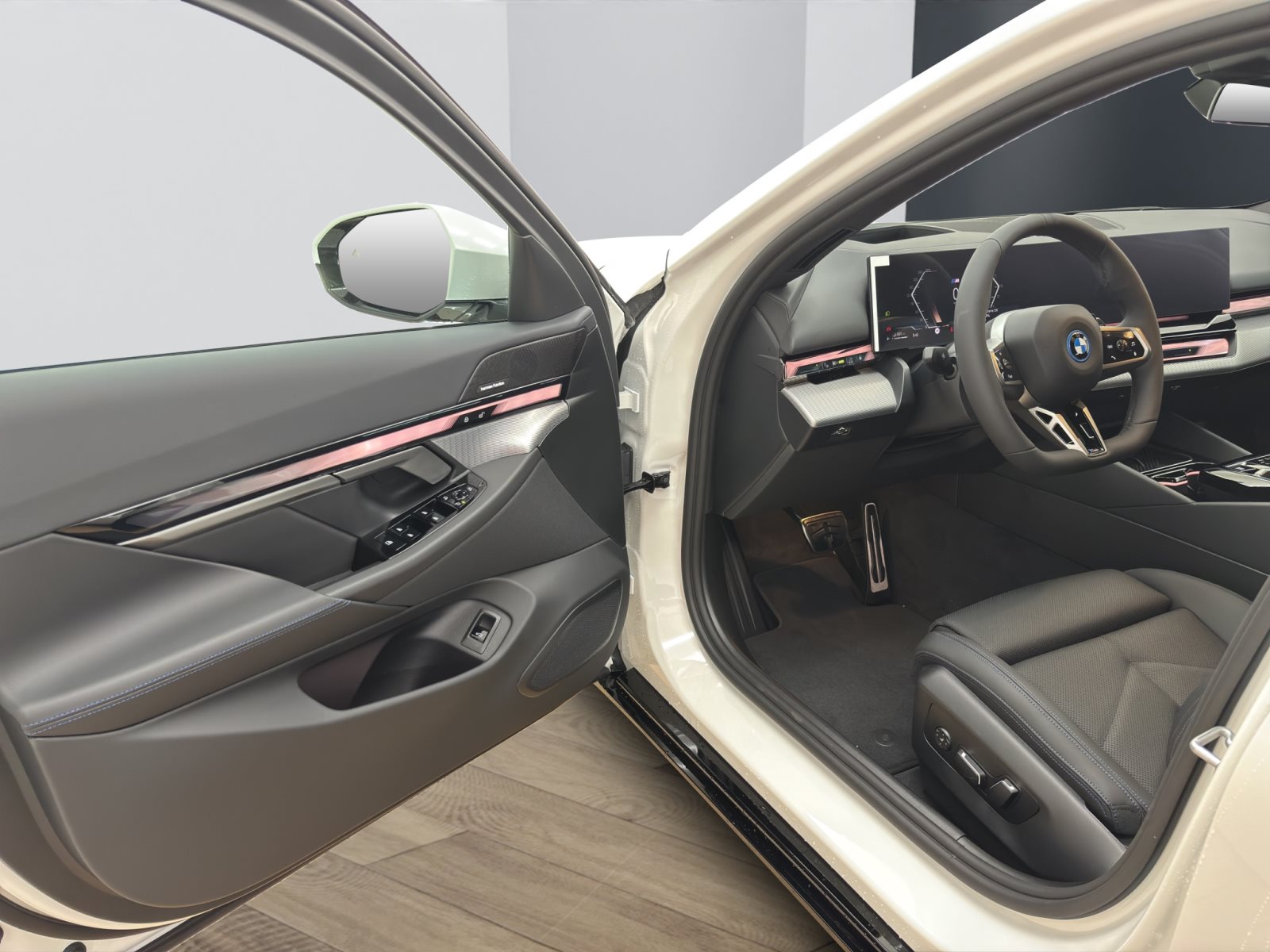 Fahrzeugabbildung BMW 530e Touring [M Sport, HUD, AHK, ACC, 19 LMR]