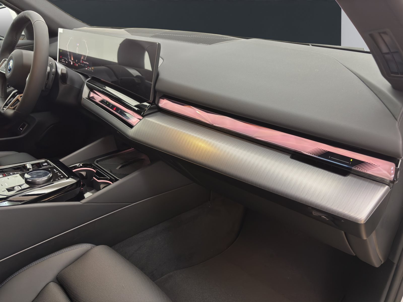 Fahrzeugabbildung BMW 530e Touring [M Sport, HUD, AHK, ACC, 19 LMR]