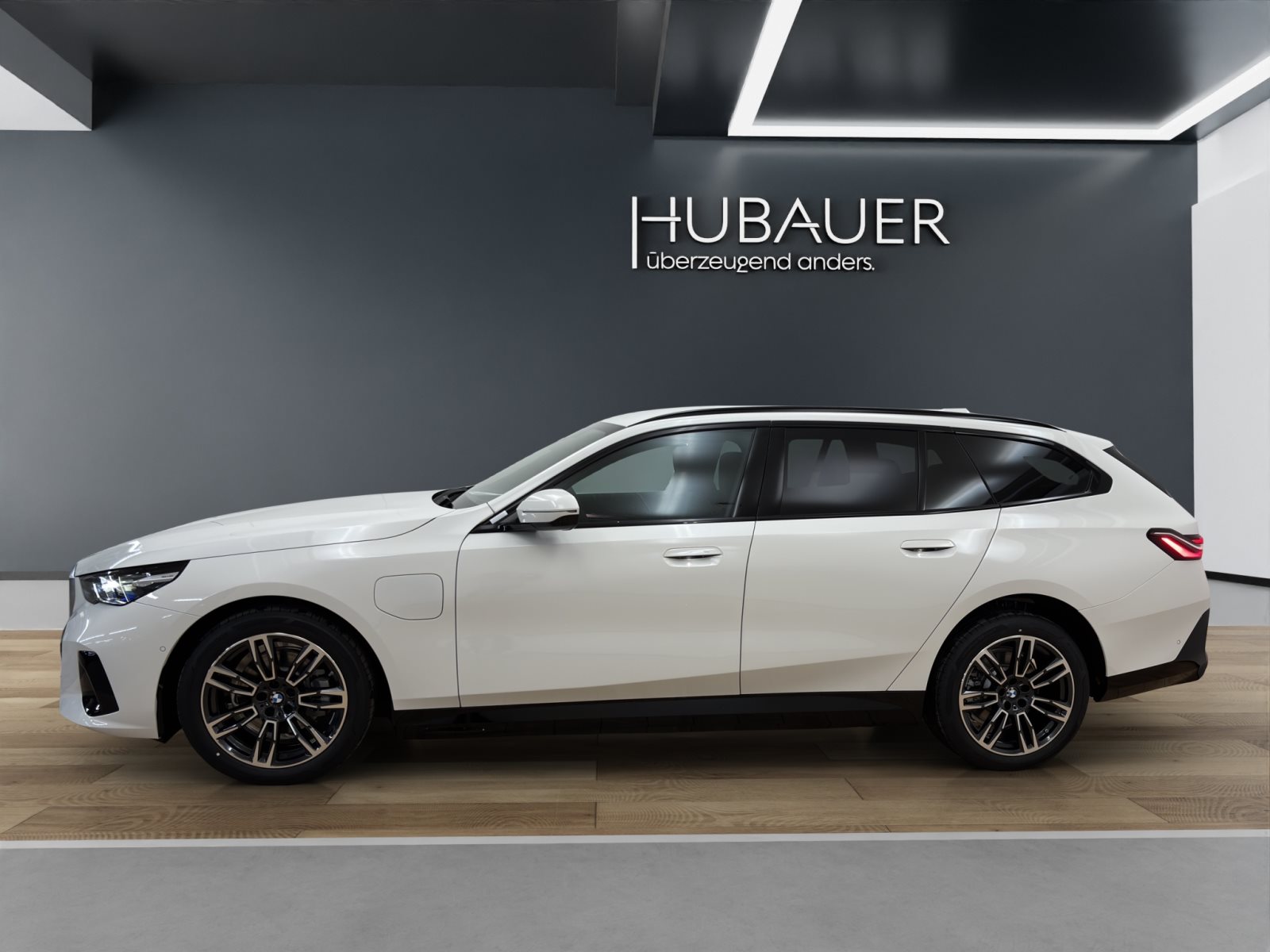 Fahrzeugabbildung BMW 530e Touring [M Sport, HUD, AHK, ACC, 19 LMR]