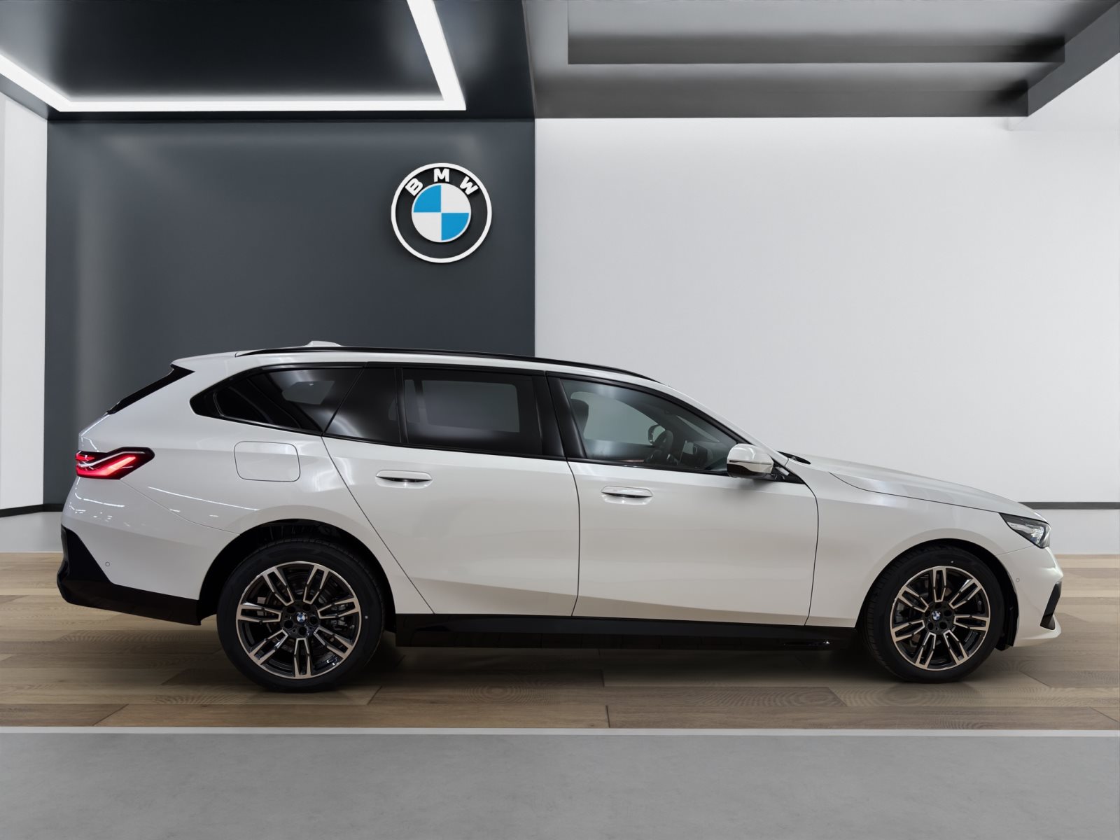 Fahrzeugabbildung BMW 530e Touring [M Sport, HUD, AHK, ACC, 19 LMR]