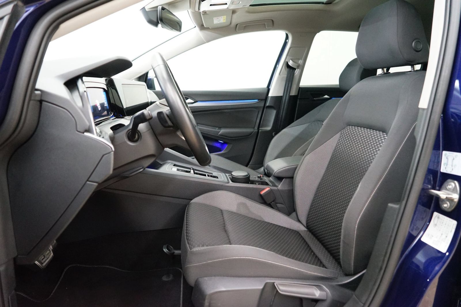 Fahrzeugabbildung Volkswagen Golf 8 2.0 TDI [Active, Navi, AHK, RFK, Pano]
