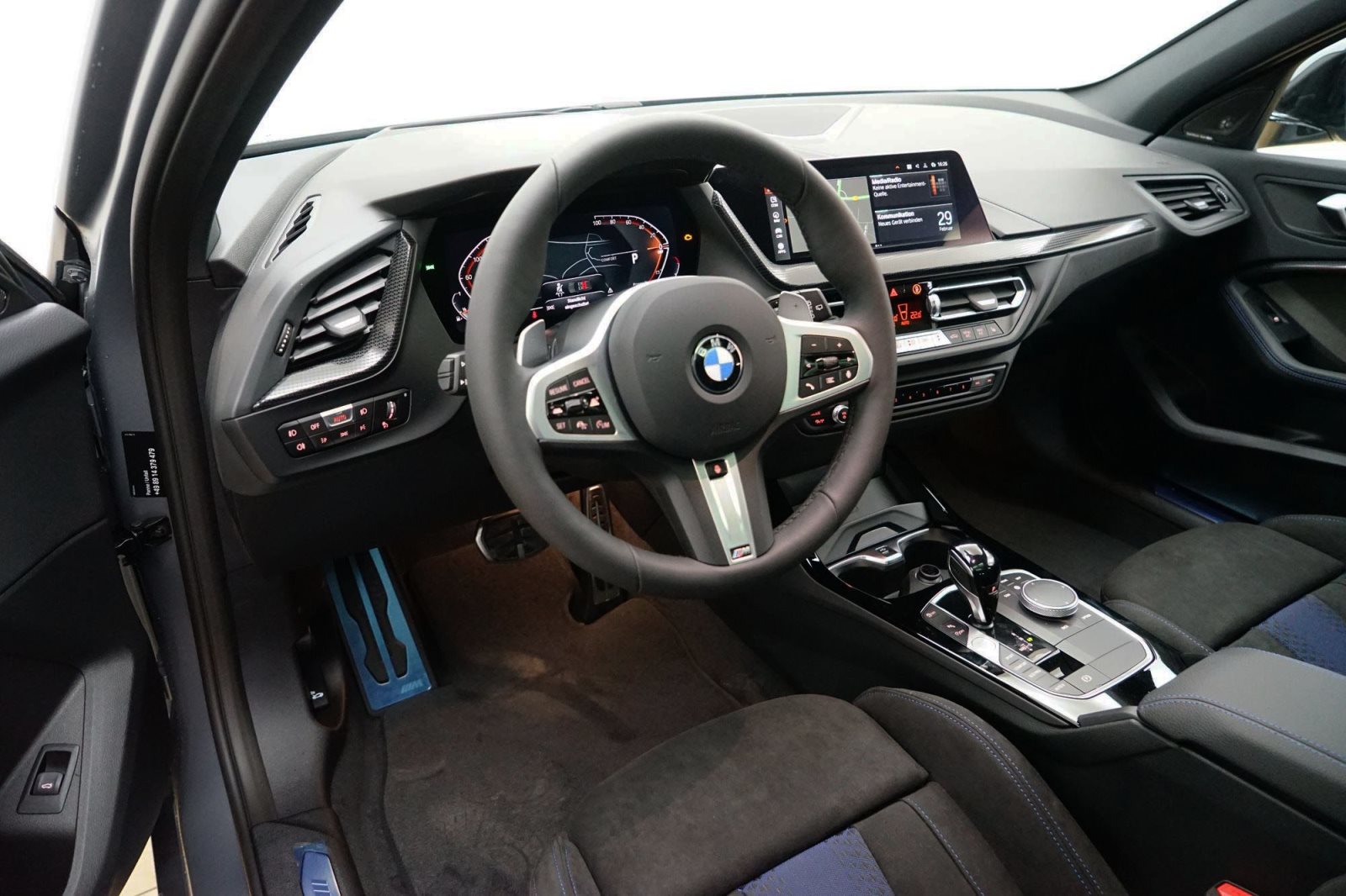 Fahrzeugabbildung BMW 120i 5-Türer DKG [Frozen Lack, VOLLAUSSTATTUNG!]123