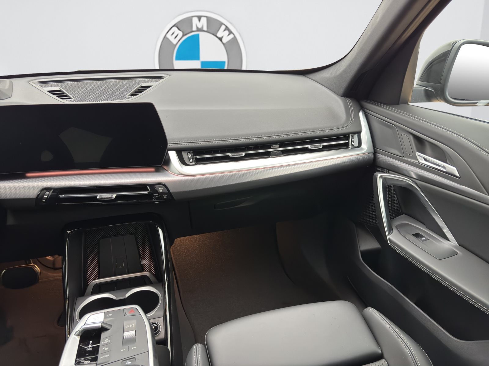 Fahrzeugabbildung BMW X1 xDrive23i [M Sport, HUD, AHK, ACC, RFK, 19 LMR]