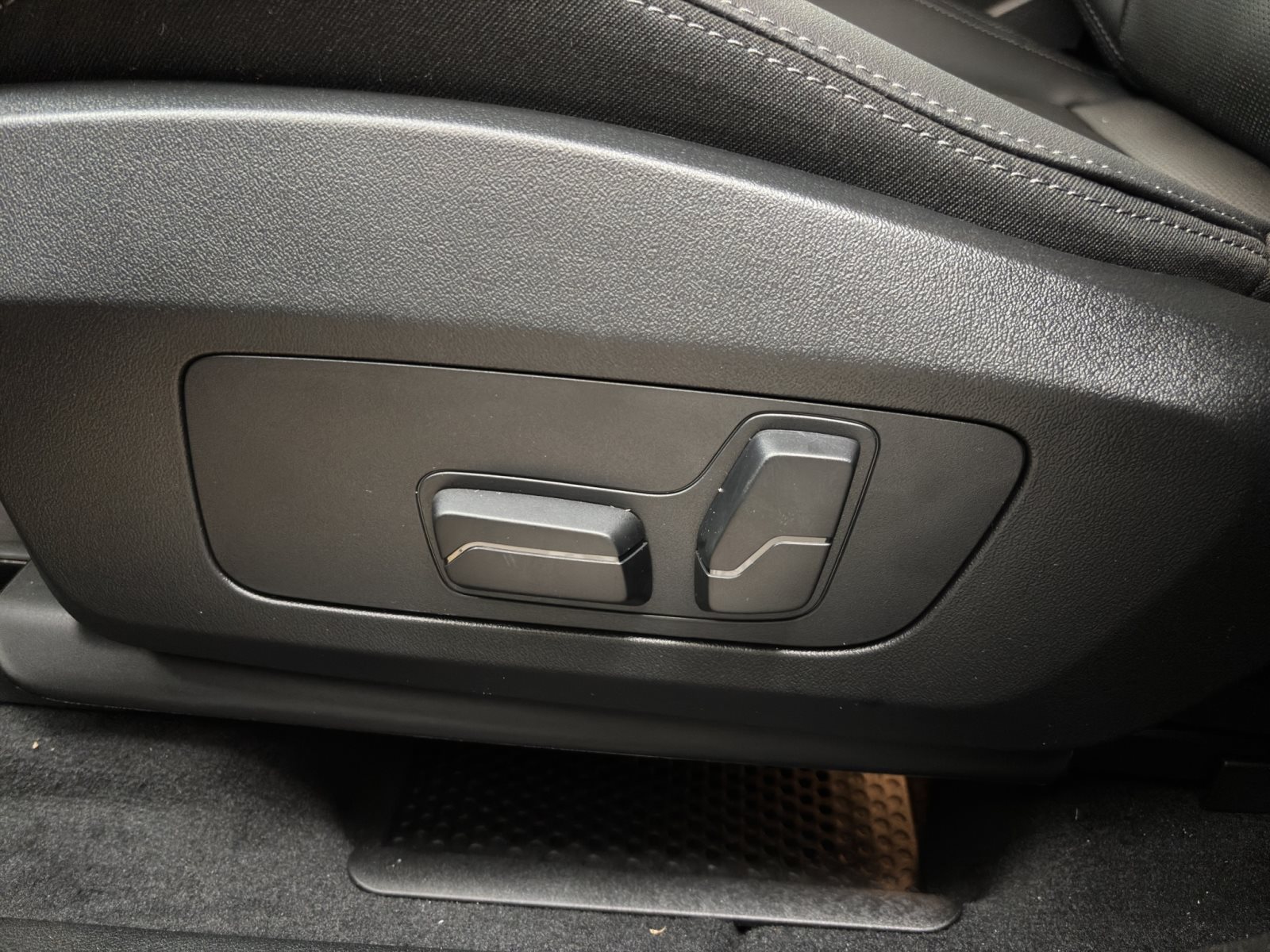 Fahrzeugabbildung BMW X1 xDrive23i [M Sport, HUD, AHK, ACC, RFK, 19 LMR]