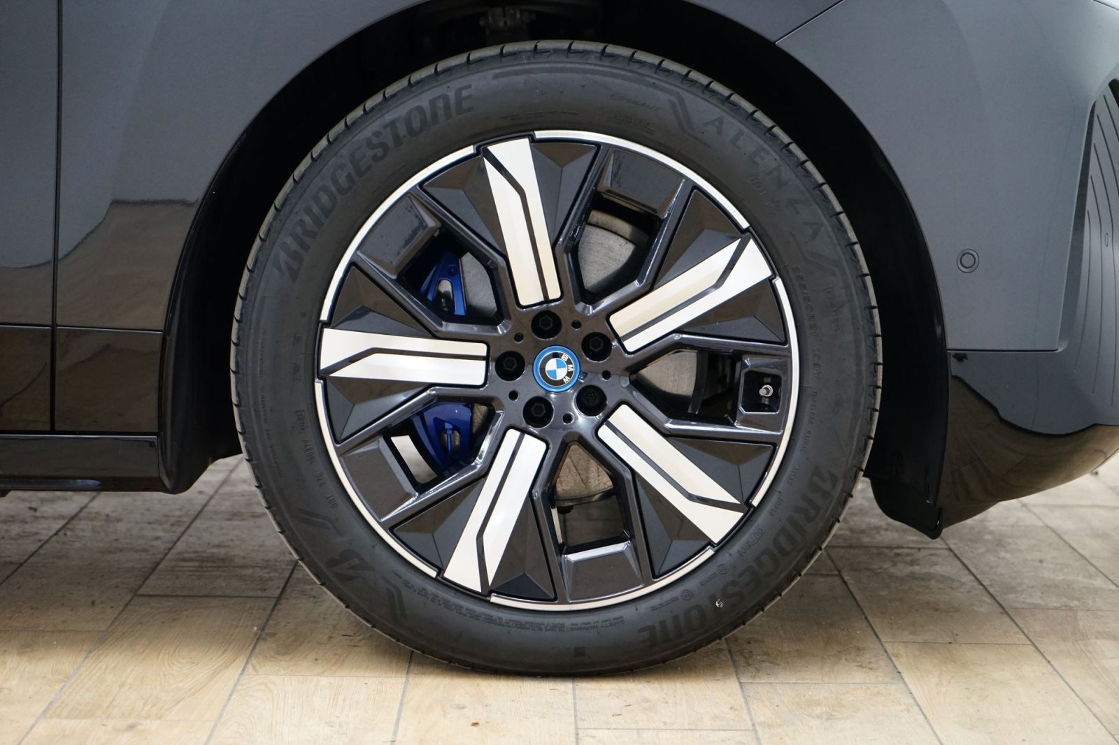 Fahrzeugabbildung BMW iX xDrive40 [Sportpaket, AHK, 21 LMR]