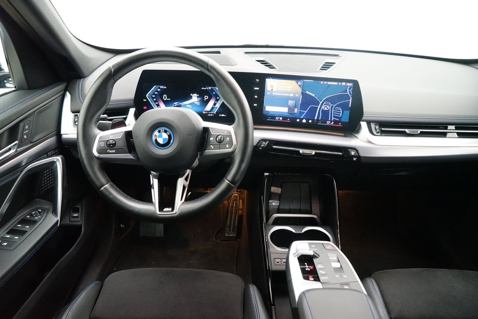 Fahrzeugabbildung BMW iX1 xDrive30 [M Sport, HUD, AHK, ACC, 360°, LRH]
