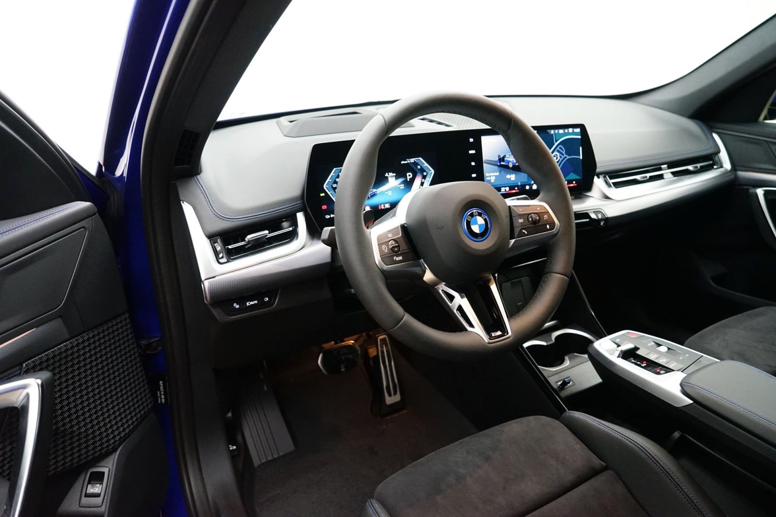 Fahrzeugabbildung BMW iX1 xDrive30 [M Sport, HUD, AHK, ACC, 19 LMR, RFK]