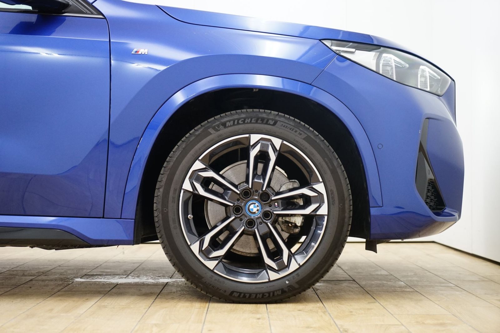 Fahrzeugabbildung BMW iX1 xDrive30 [M Sport, HUD, AHK, ACC, 360°, LRH]
