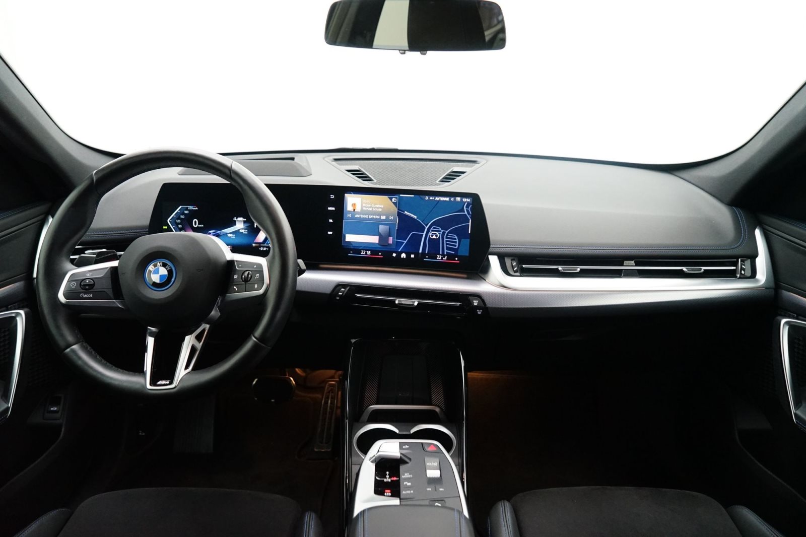 Fahrzeugabbildung BMW iX1 xDrive30 [M Sport, HUD, AHK, ACC, 360°, LRH]