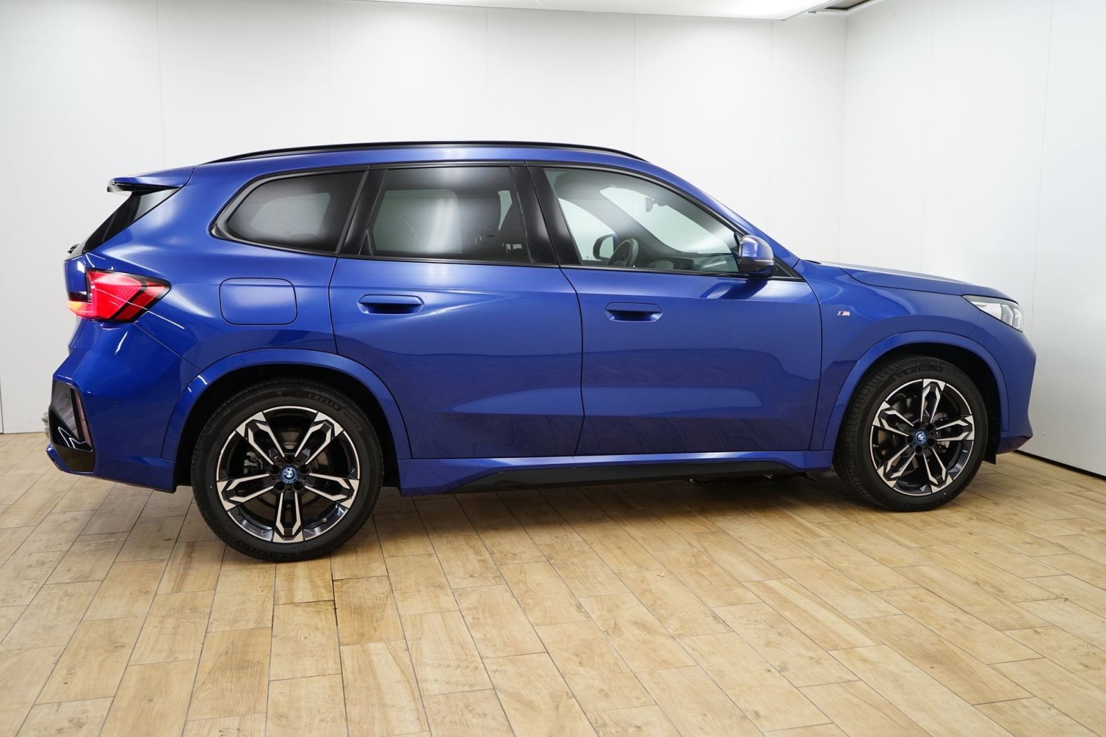 Fahrzeugabbildung BMW iX1 xDrive30 [M Sport, HUD, AHK, ACC, 360°, LRH]