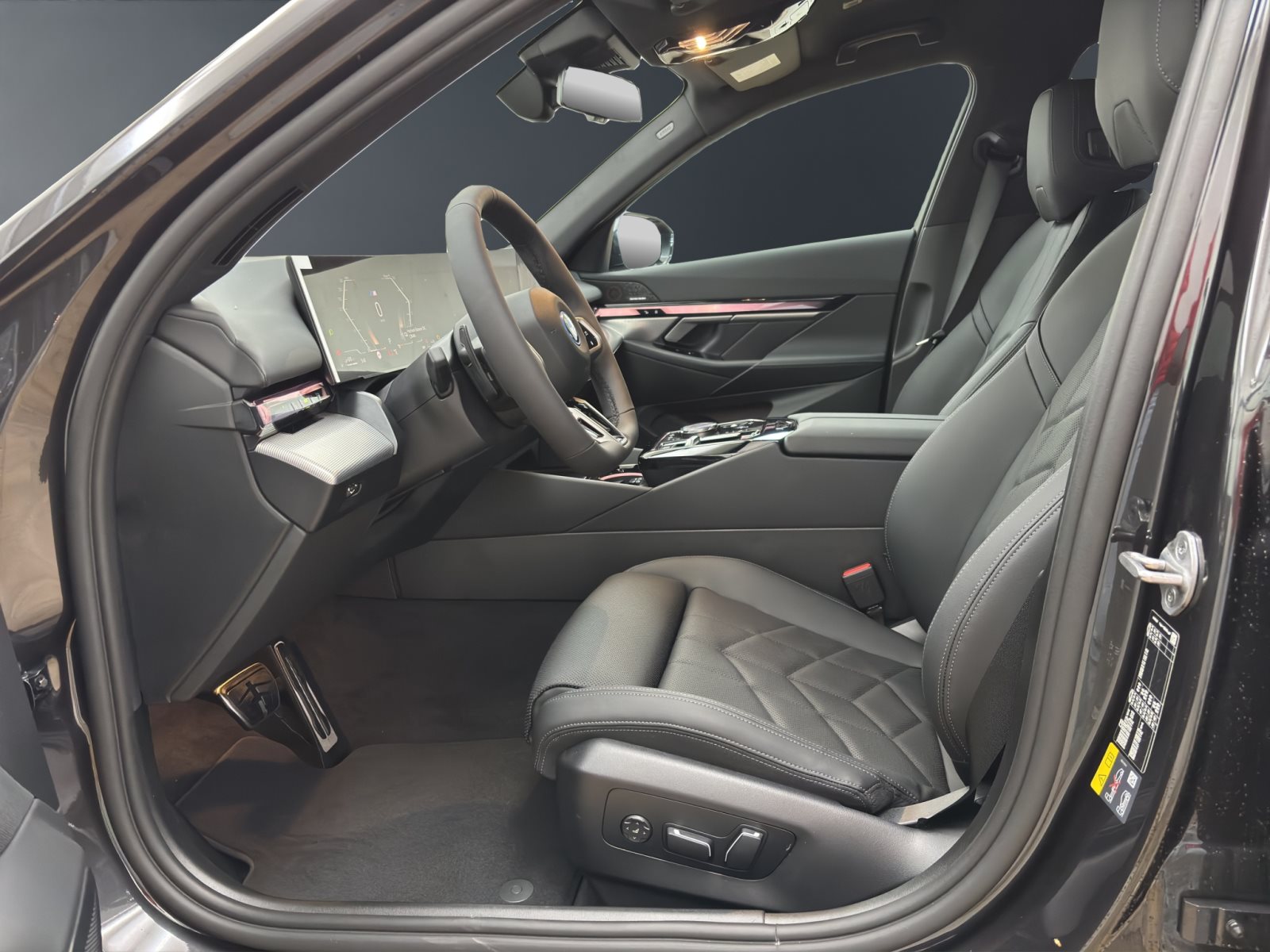 Fahrzeugabbildung BMW 530e xDrive Touring [M Sport, HUD, AHK, ACC, 20 LMR]