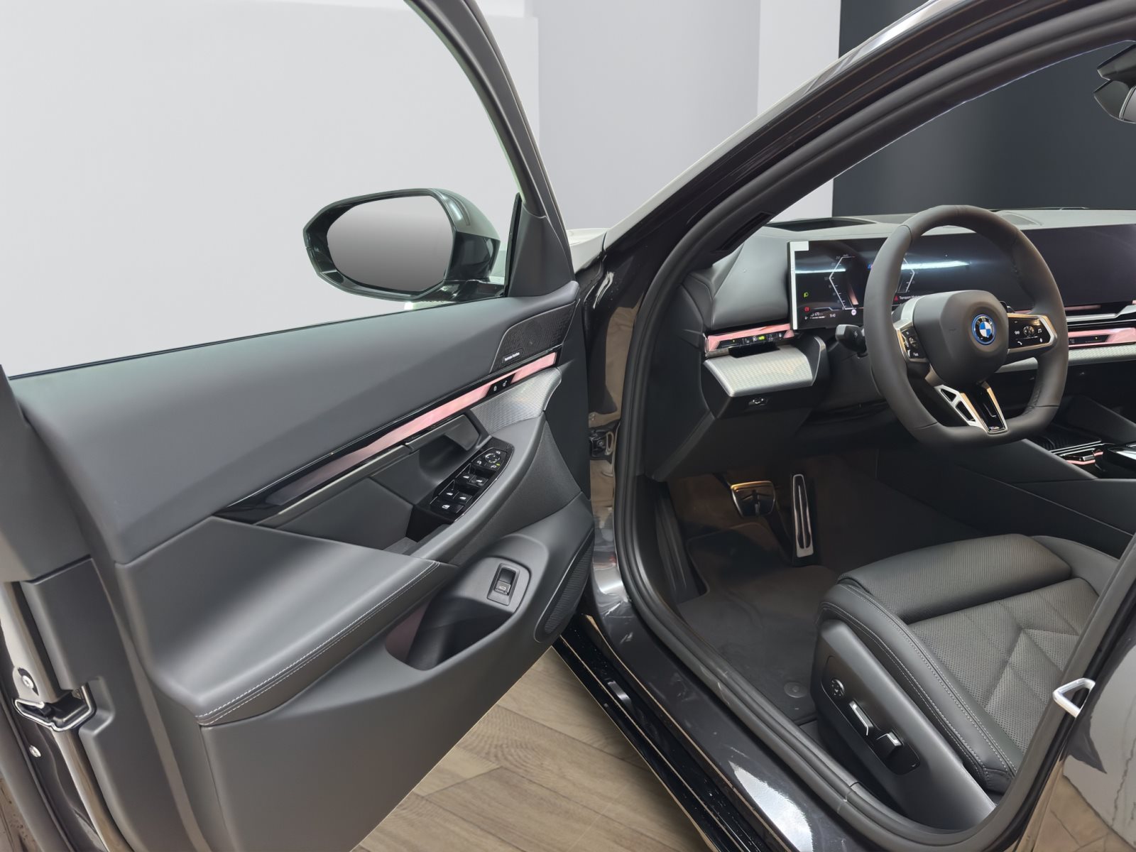 Fahrzeugabbildung BMW 530e xDrive Touring [M Sport, HUD, AHK, ACC, 20 LMR]