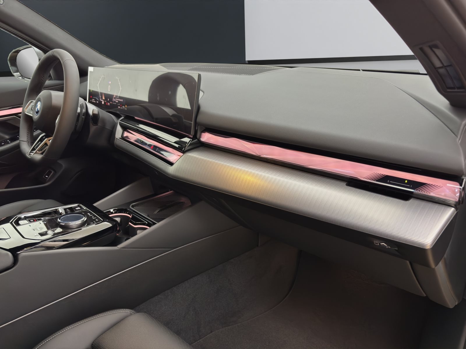 Fahrzeugabbildung BMW 530e xDrive Touring [M Sport, HUD, AHK, ACC, 20 LMR]