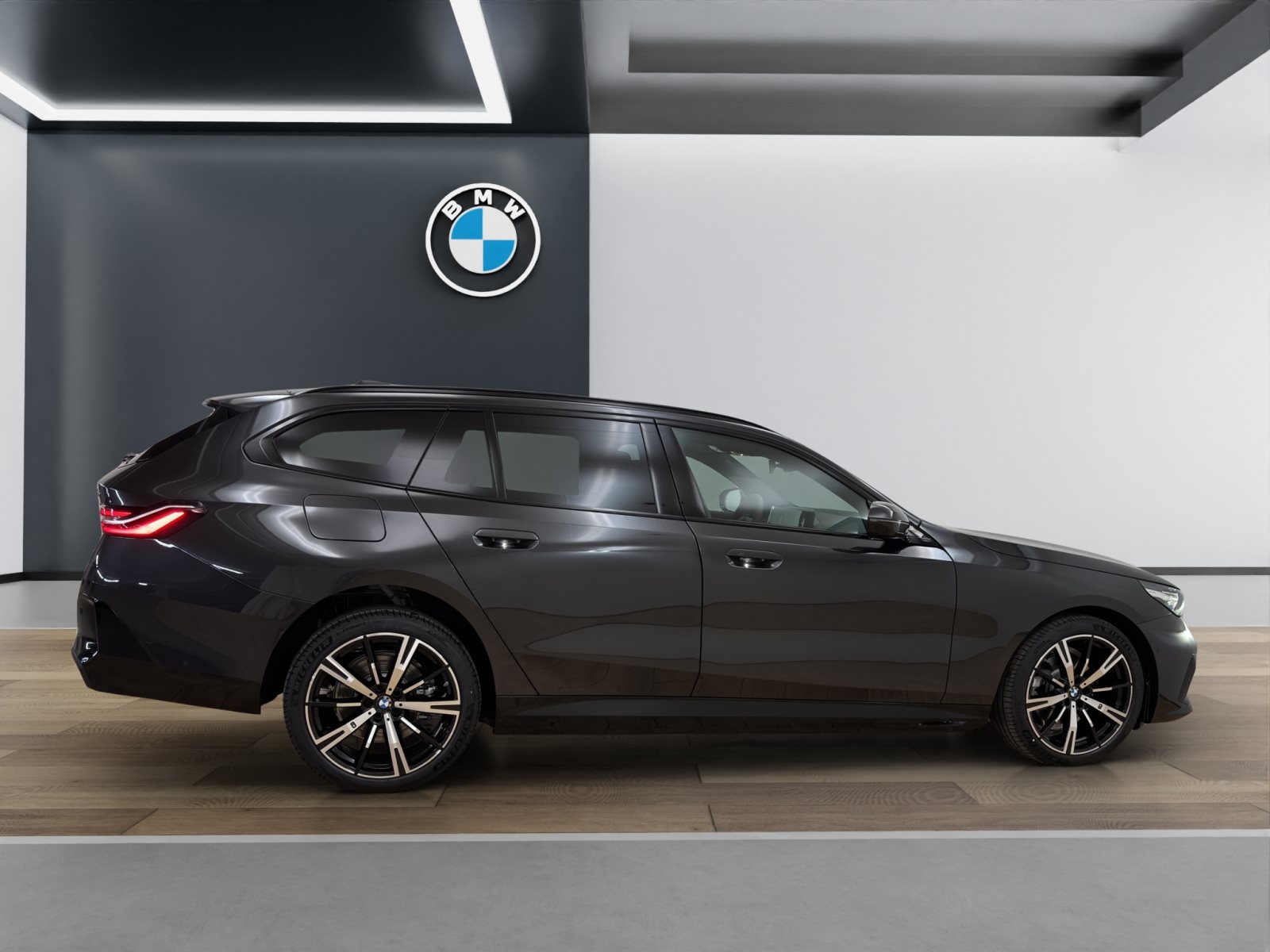 Fahrzeugabbildung BMW 530e xDrive Touring [M Sport, HUD, AHK, ACC, 20 LMR]