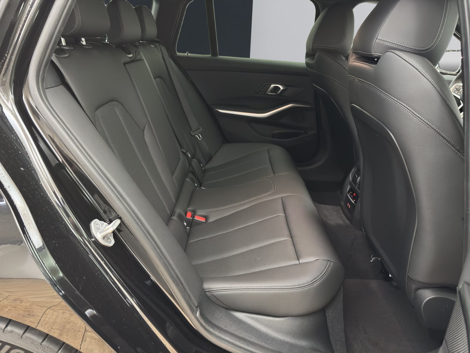 Fahrzeugabbildung BMW 320i Touring [M Sport, HUD, AHK, ACC, RFK, HiFi]