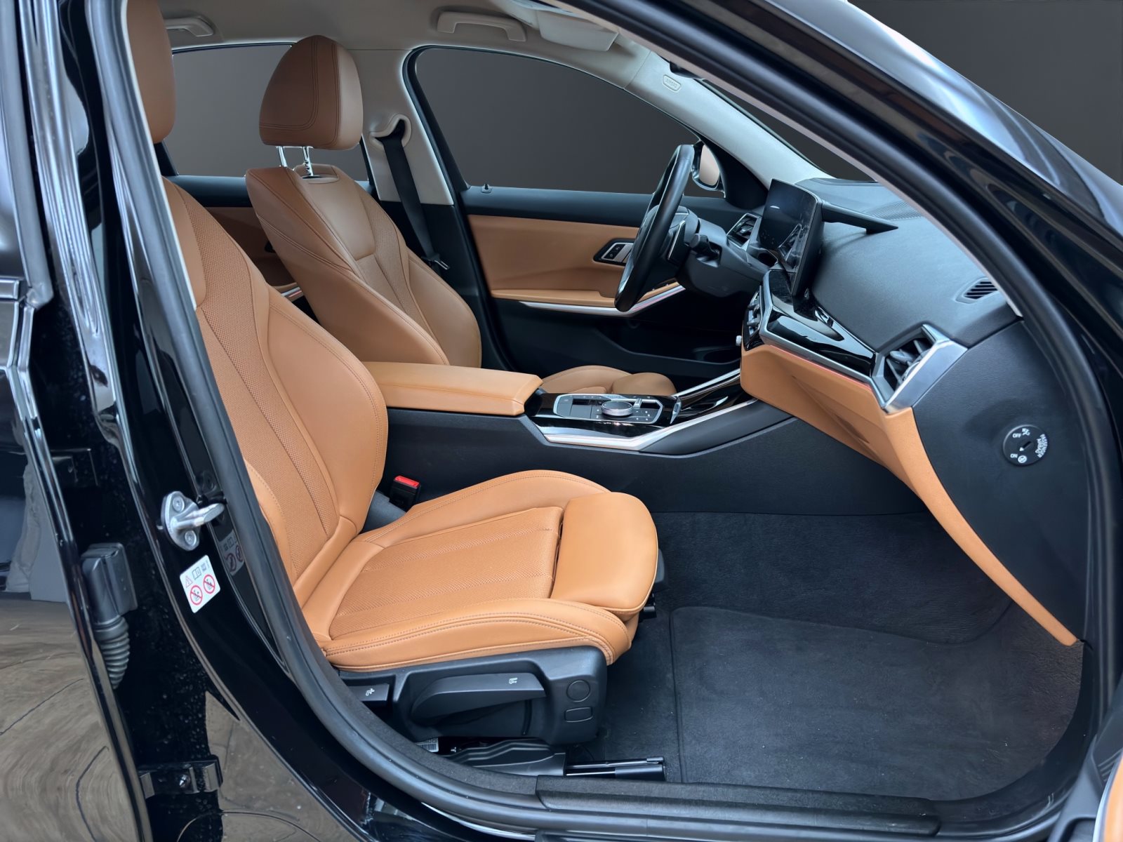 Fahrzeugabbildung BMW 320d Limousine [HUD, PDC, SHZ, Standhz., 17 LM]