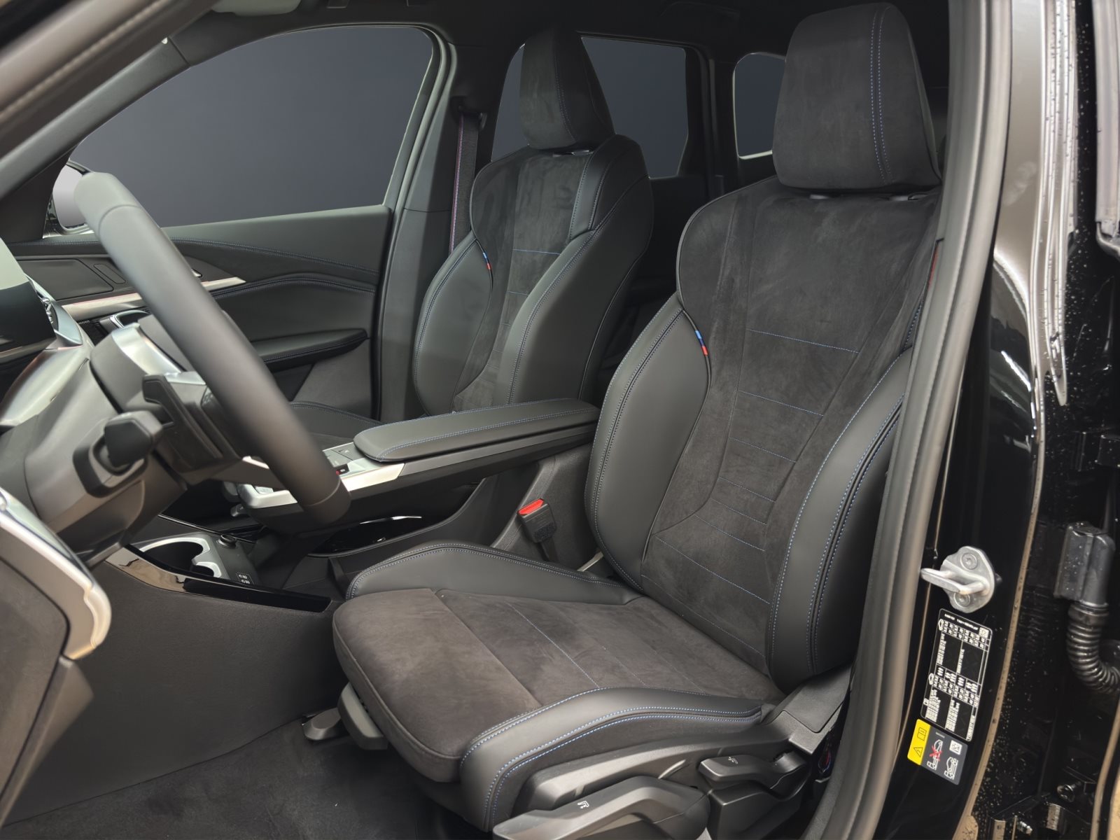 Fahrzeugabbildung BMW iX1 eDrive20 [M Sport Pro, AHK, ACC, 19 LMR, RFK]