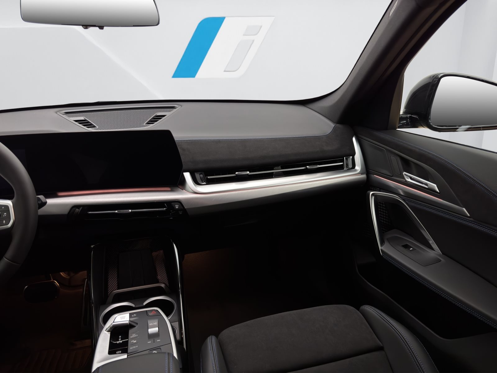 Fahrzeugabbildung BMW iX1 eDrive20 [M Sport Pro, AHK, ACC, 19 LMR, RFK]