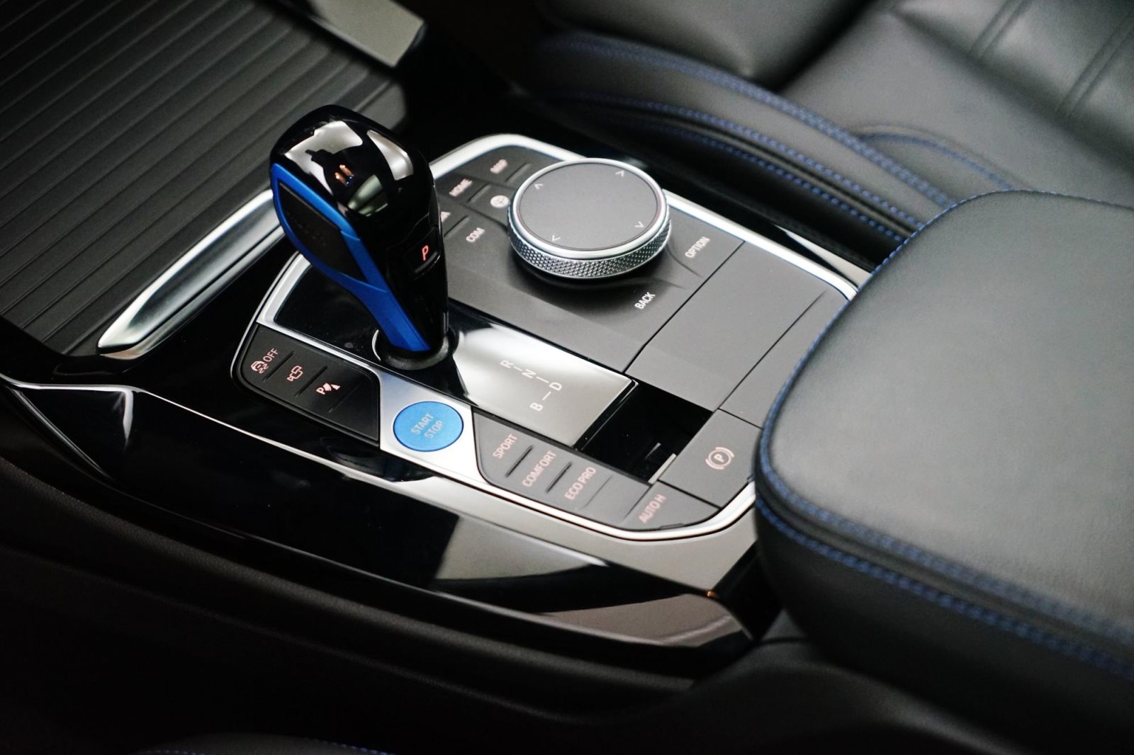 Fahrzeugabbildung BMW iX3 [M Sport, HeadUp, AHK, HK Sound, 20 LMR]