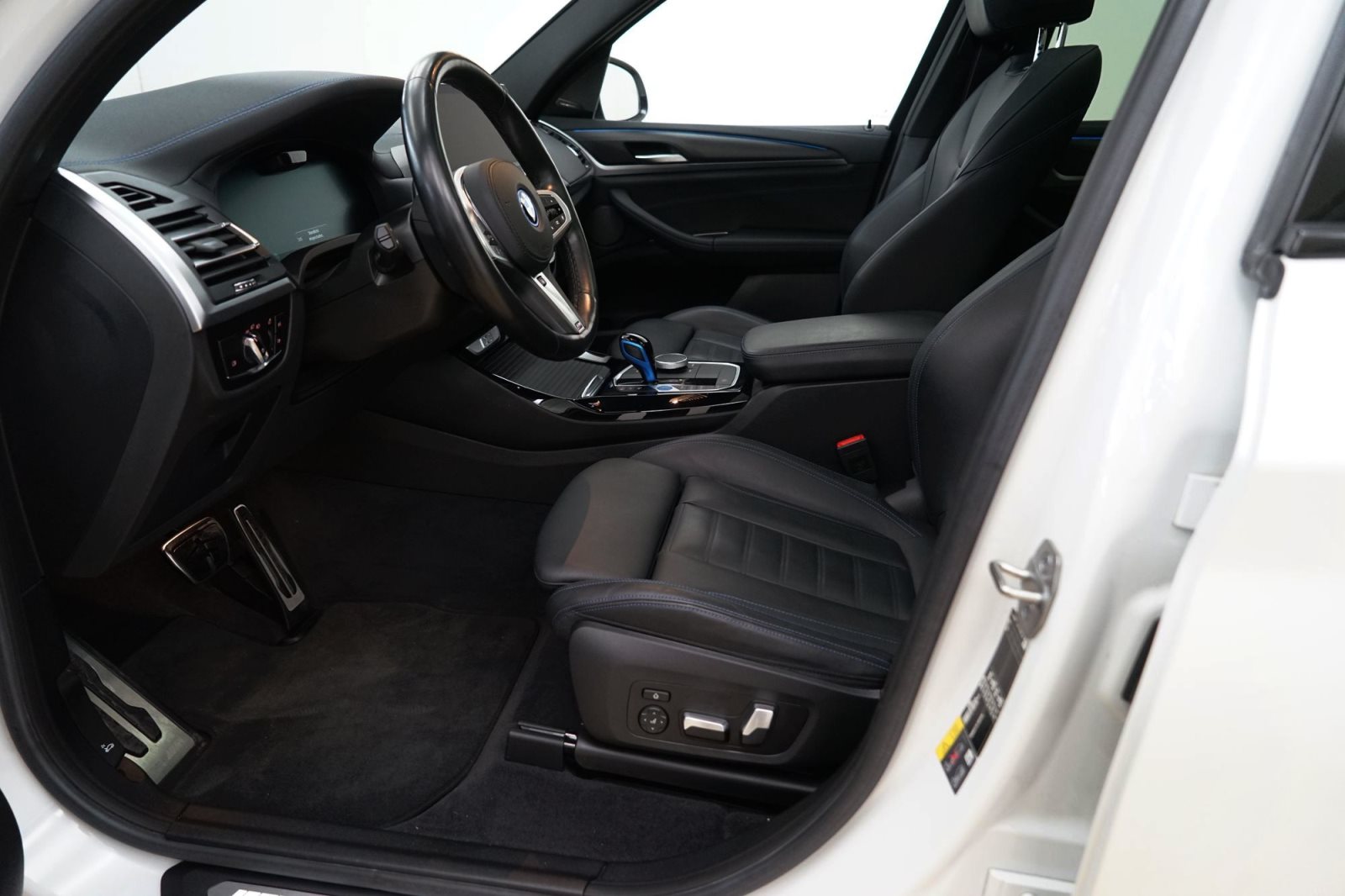 Fahrzeugabbildung BMW iX3 [M Sport, HeadUp, AHK, HK Sound, 20 LMR]