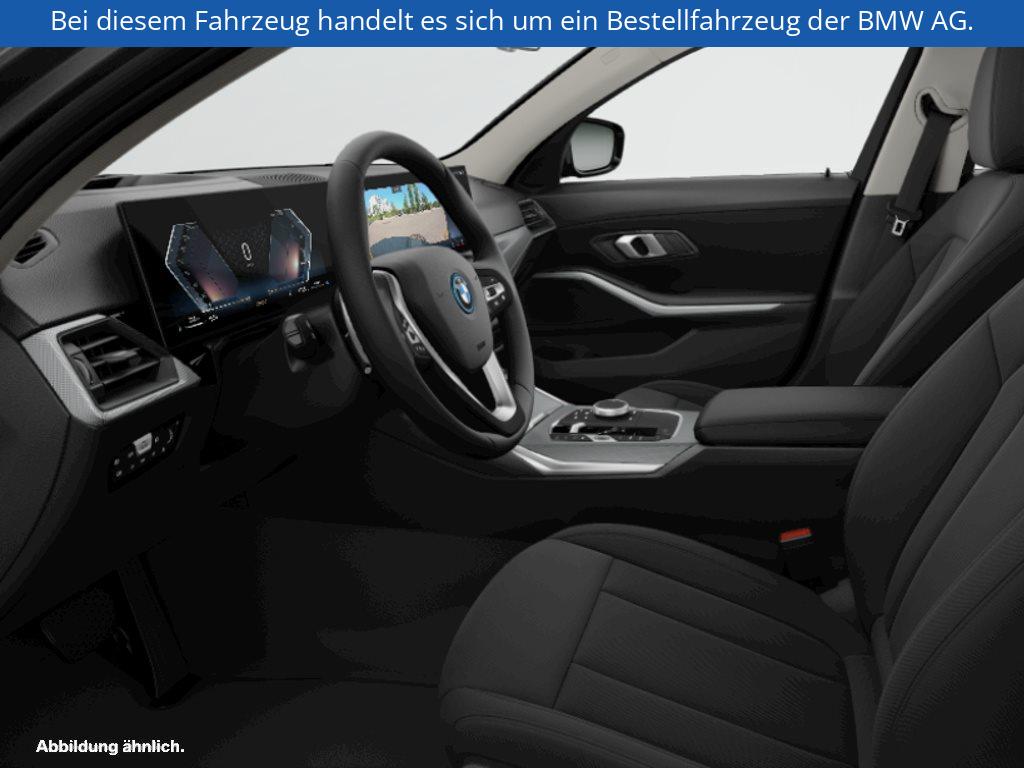 Fahrzeugabbildung BMW 330e Limousine