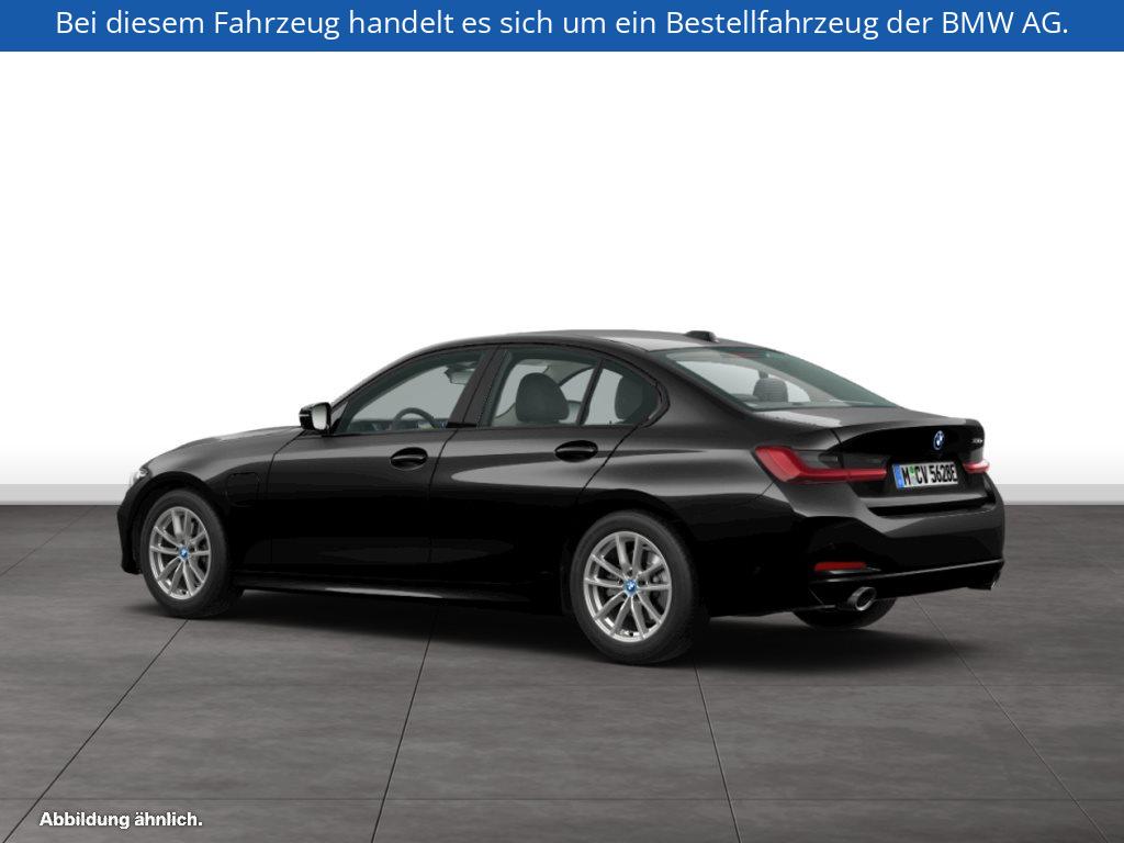 Fahrzeugabbildung BMW 330e Limousine